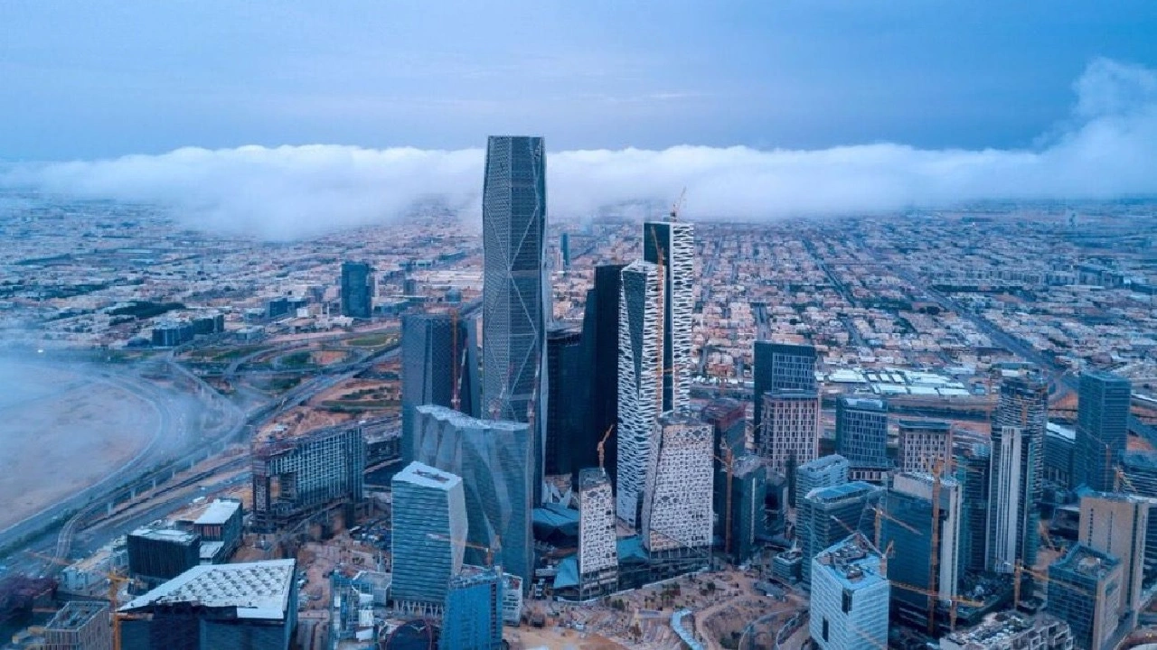 سيول ورياح قوية تضرب عدة مناطق في البلاد ابتداءً من الأربعاء